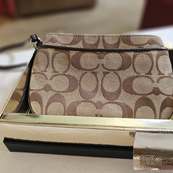 Coach change purse. Color: Brown - Picture 4 of 11